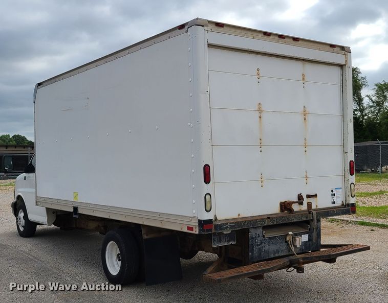 image for item GT9151 2004 GMC Savana G3500  box truck