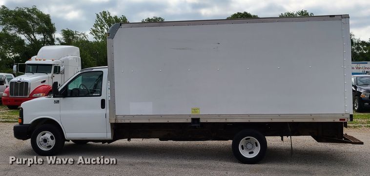 image for item GT9151 2004 GMC Savana G3500  box truck