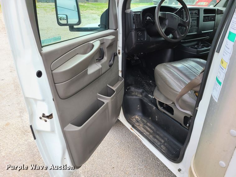 image for item GT9151 2004 GMC Savana G3500  box truck