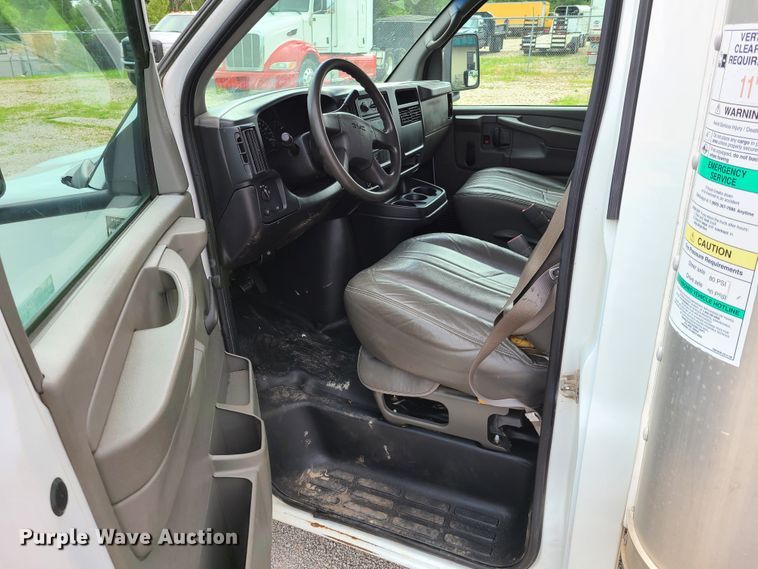 image for item GT9151 2004 GMC Savana G3500  box truck