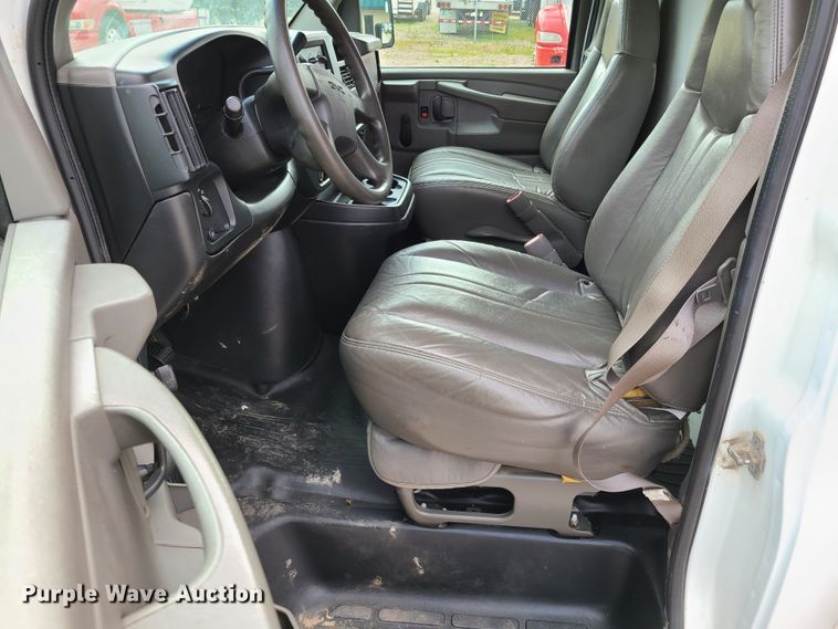 image for item GT9151 2004 GMC Savana G3500  box truck