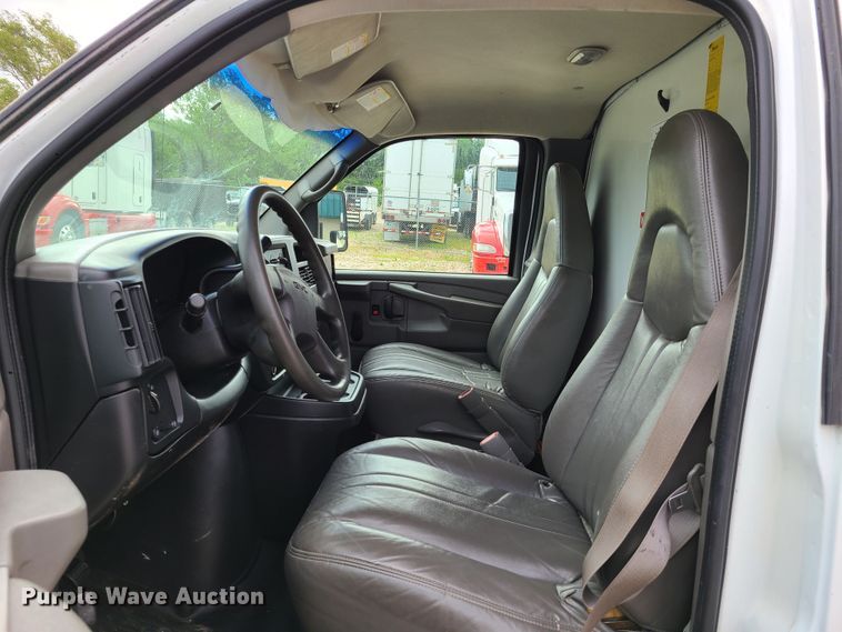 image for item GT9151 2004 GMC Savana G3500  box truck