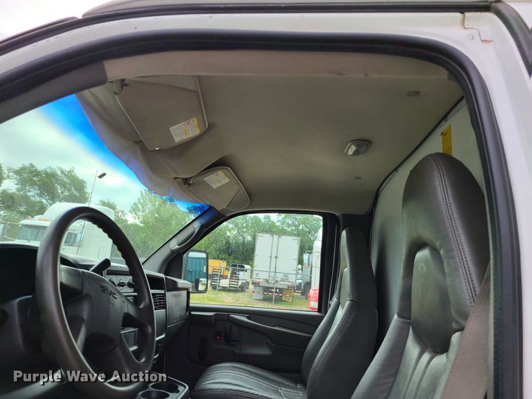 image for item GT9151 2004 GMC Savana G3500  box truck