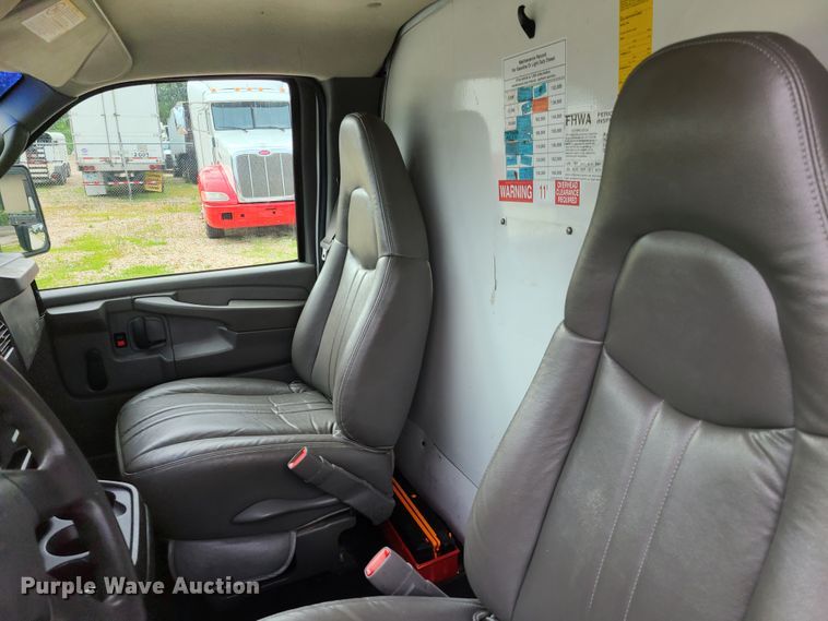 image for item GT9151 2004 GMC Savana G3500  box truck