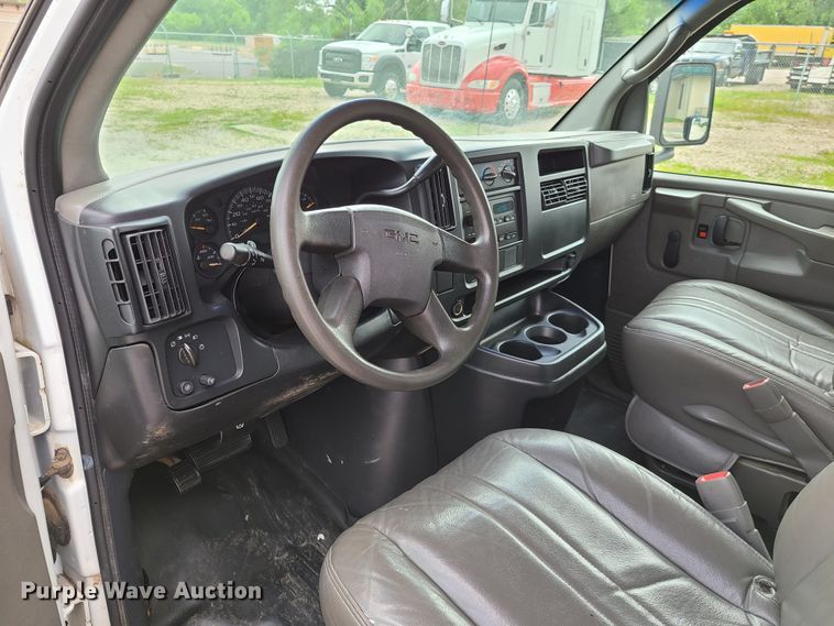 image for item GT9151 2004 GMC Savana G3500  box truck
