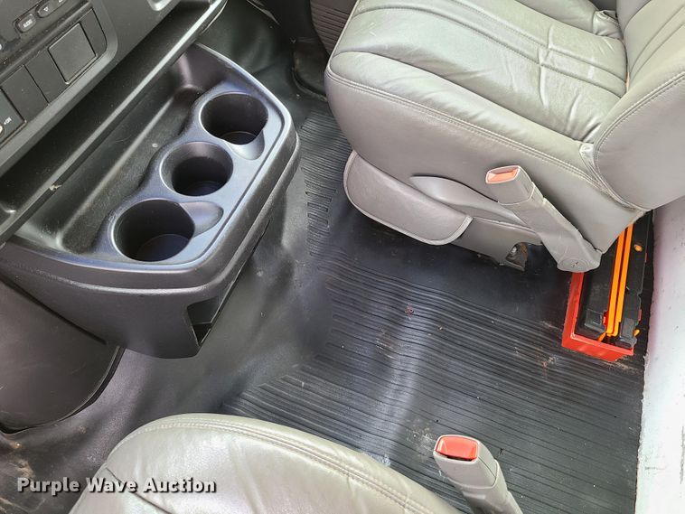 image for item GT9151 2004 GMC Savana G3500  box truck