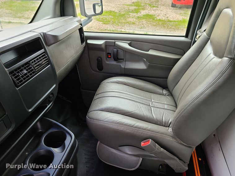 image for item GT9151 2004 GMC Savana G3500  box truck