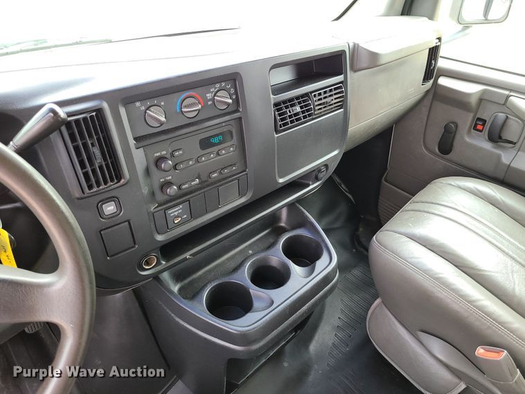 image for item GT9151 2004 GMC Savana G3500  box truck