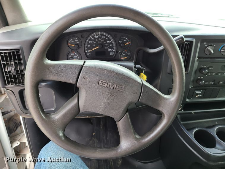 image for item GT9151 2004 GMC Savana G3500  box truck