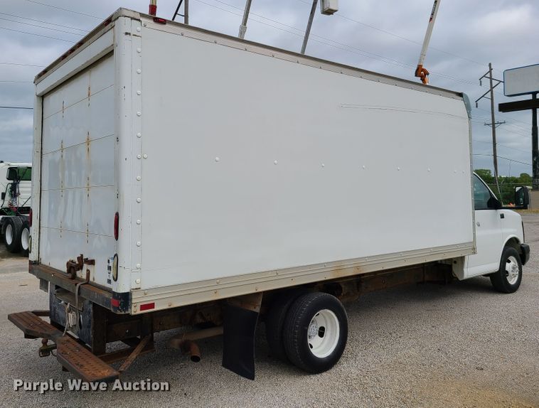 image for item GT9151 2004 GMC Savana G3500  box truck