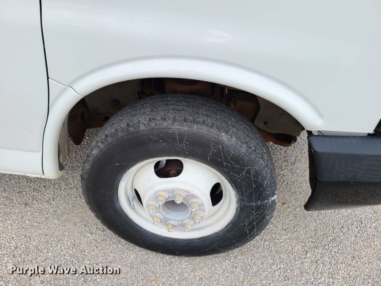 image for item GT9151 2004 GMC Savana G3500  box truck