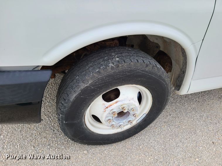 image for item GT9151 2004 GMC Savana G3500  box truck