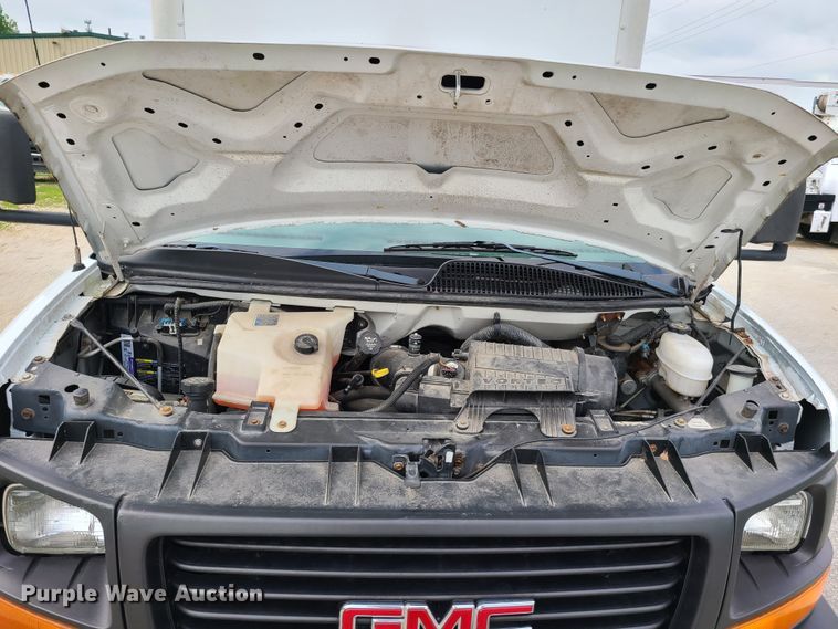 image for item GT9151 2004 GMC Savana G3500  box truck