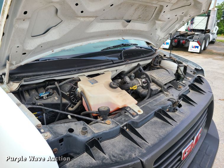 image for item GT9151 2004 GMC Savana G3500  box truck