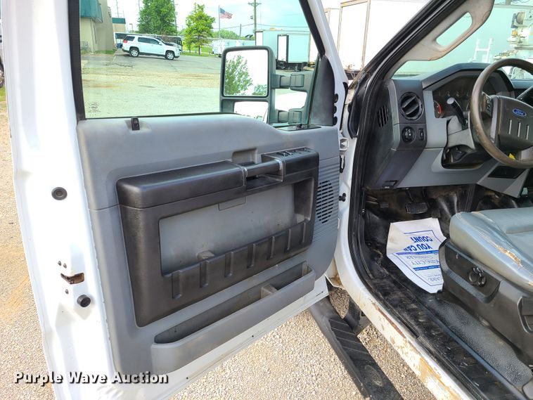 image for item GT9152 2012 Ford F550 Super Duty  flatbed truck