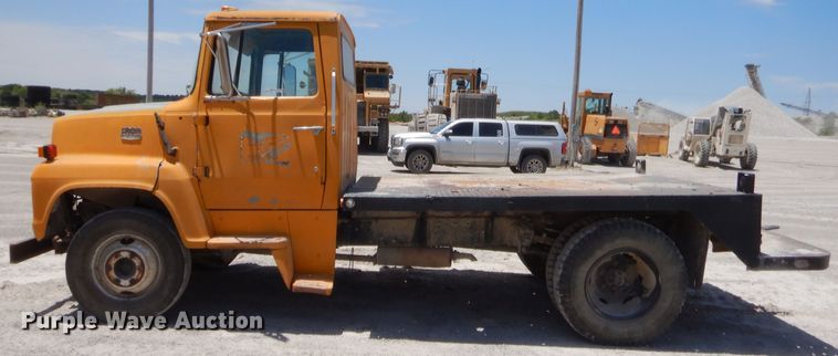 image for item GT9237 Ford  flatbed truck