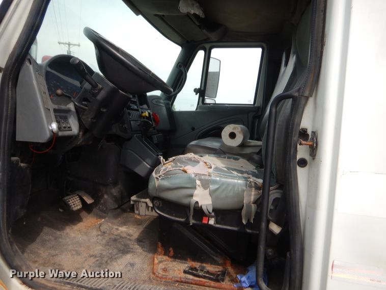 image for item GT9270 2005 International 4300  refrigerated truck