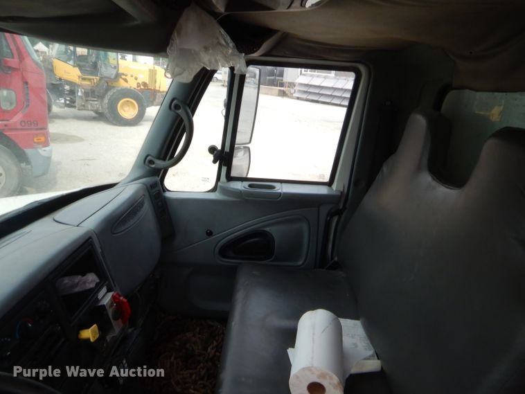 image for item GT9270 2005 International 4300  refrigerated truck