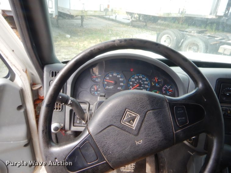 image for item GT9270 2005 International 4300  refrigerated truck