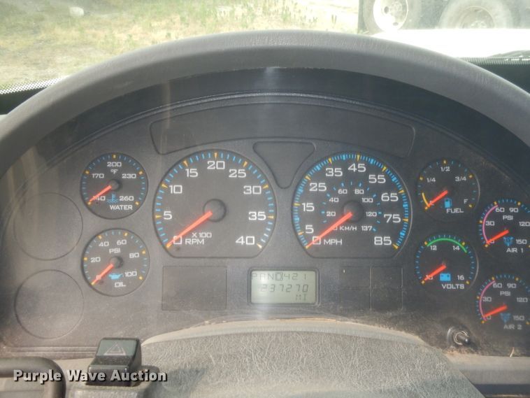 image for item GT9270 2005 International 4300  refrigerated truck