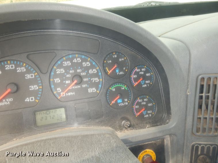 image for item GT9270 2005 International 4300  refrigerated truck