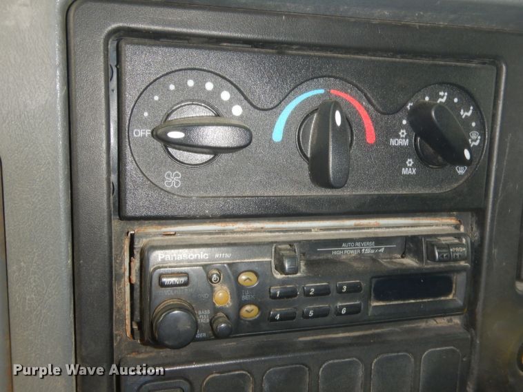 image for item GT9270 2005 International 4300  refrigerated truck