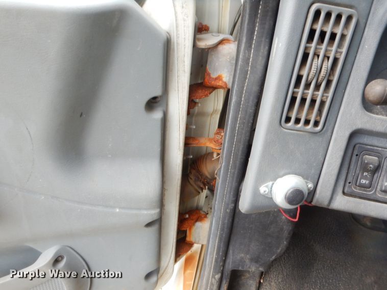 image for item GT9270 2005 International 4300  refrigerated truck