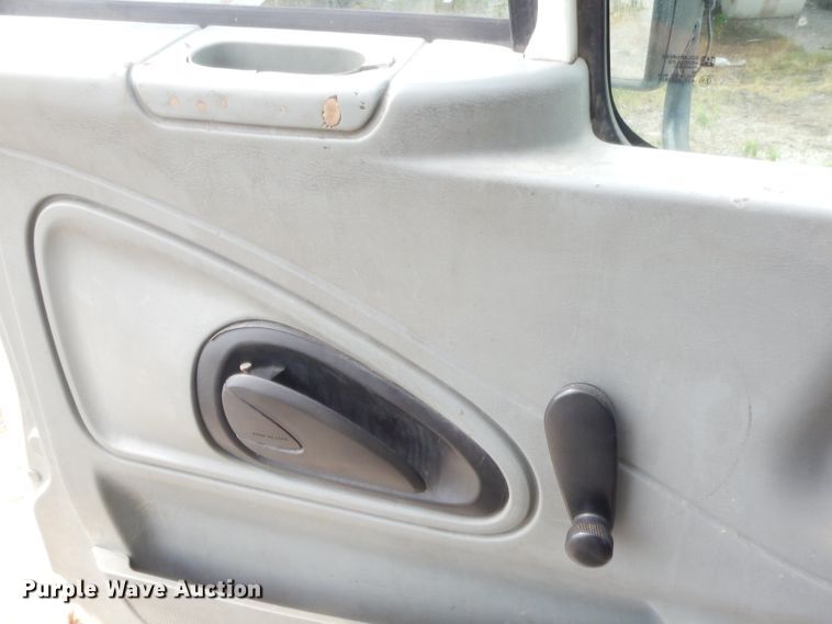 image for item GT9270 2005 International 4300  refrigerated truck