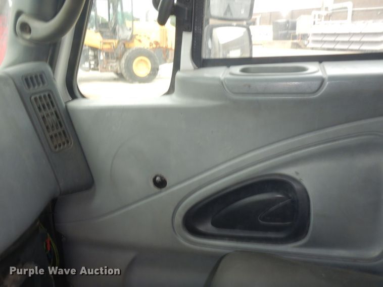 image for item GT9270 2005 International 4300  refrigerated truck