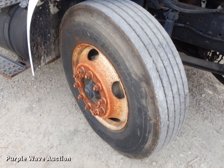 image for item GT9270 2005 International 4300  refrigerated truck