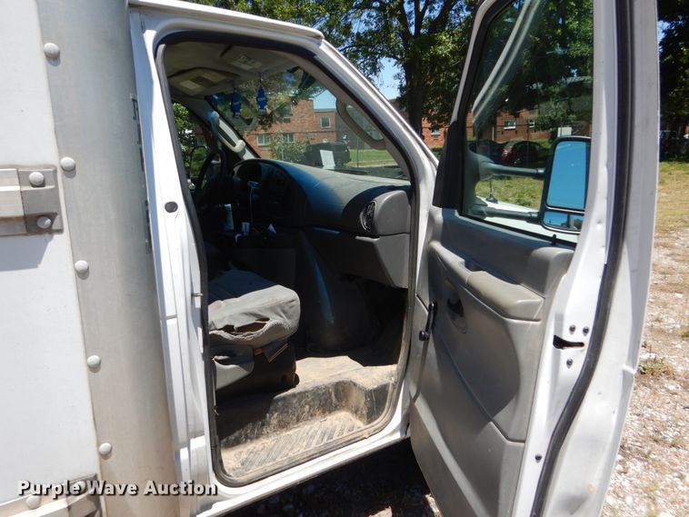 image for item GV9066 2006 Ford E350 Super Duty  box truck