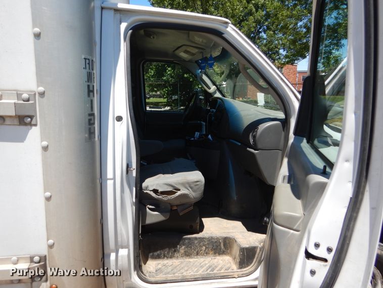 image for item GV9066 2006 Ford E350 Super Duty  box truck