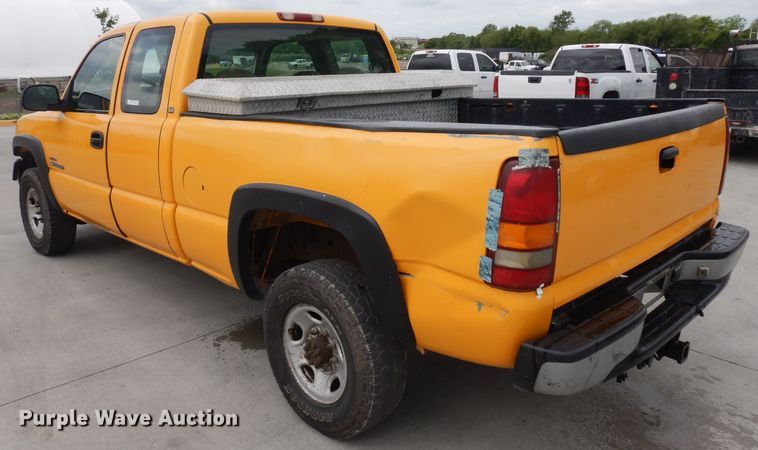 image for item GW9106 2001 Chevrolet Silverado 2500HD  Ext. Cab pickup truck