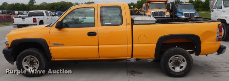 image for item GW9106 2001 Chevrolet Silverado 2500HD  Ext. Cab pickup truck