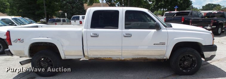 image for item GX9116 2003 Chevrolet Silverado 2500HD  Crew Cab pickup truck