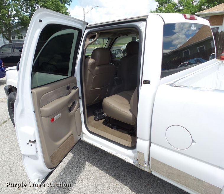 image for item GX9116 2003 Chevrolet Silverado 2500HD  Crew Cab pickup truck