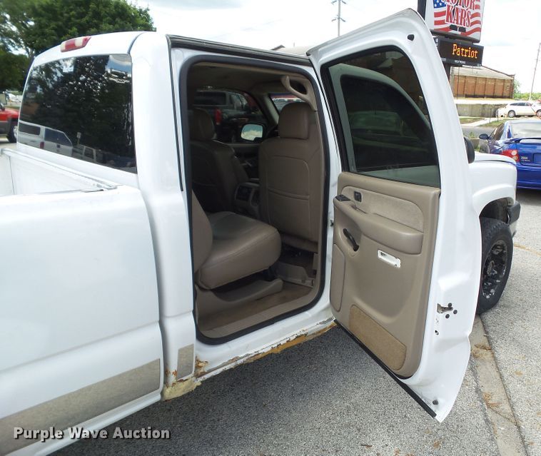 image for item GX9116 2003 Chevrolet Silverado 2500HD  Crew Cab pickup truck