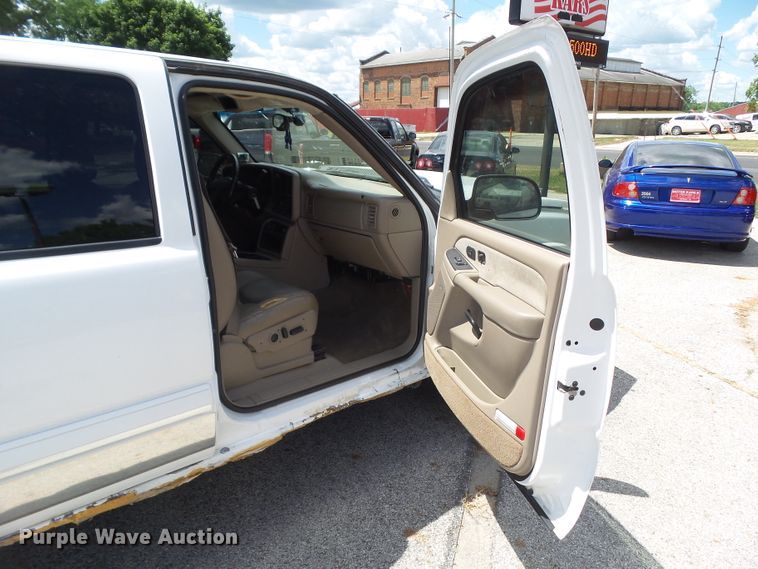 image for item GX9116 2003 Chevrolet Silverado 2500HD  Crew Cab pickup truck