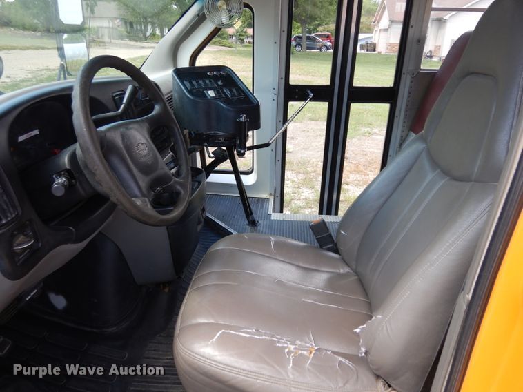 image for item HA9279 2001 Chevrolet Express 3500  school bus