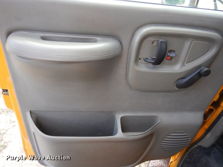 image for item HA9279 2001 Chevrolet Express 3500  school bus