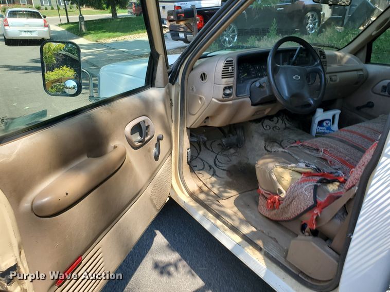 image for item HK9033 1995 Chevrolet C3500  flatbed pickup truck