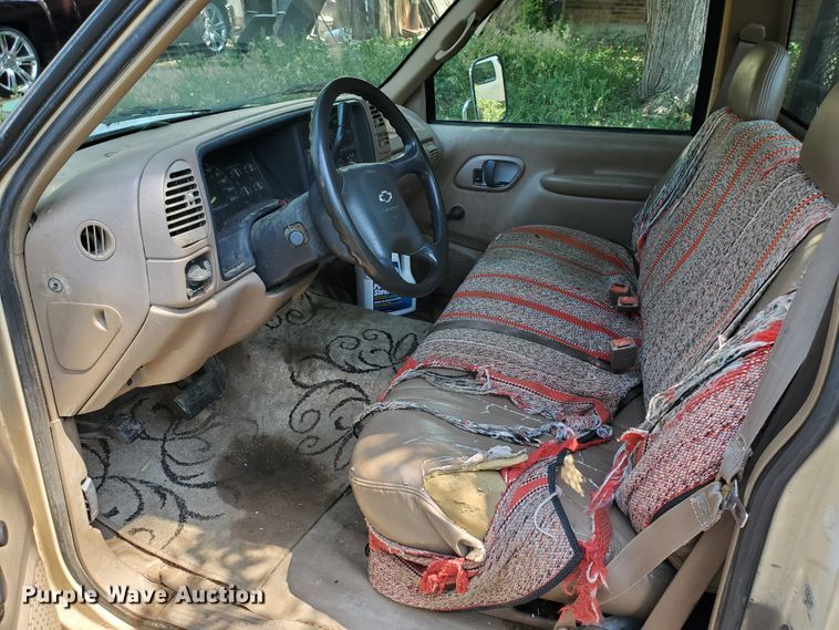 image for item HK9033 1995 Chevrolet C3500  flatbed pickup truck