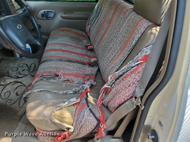 image for item HK9033 1995 Chevrolet C3500  flatbed pickup truck