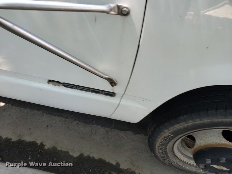 image for item HK9033 1995 Chevrolet C3500  flatbed pickup truck