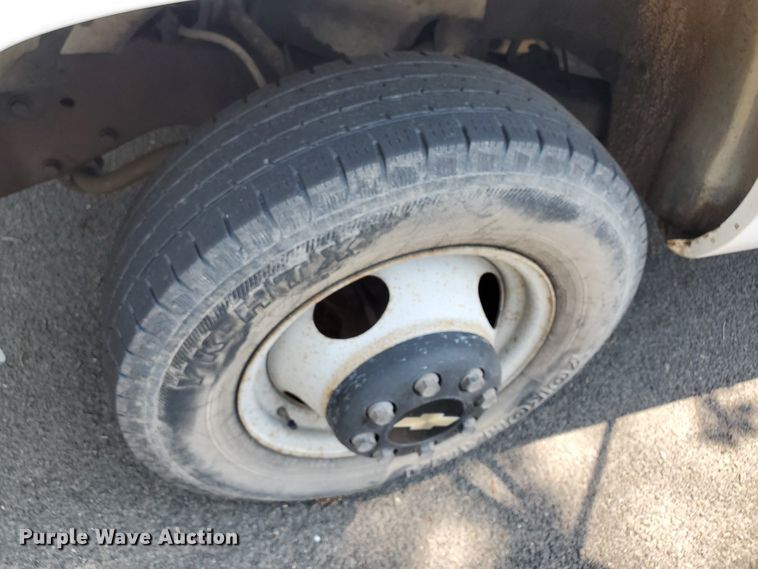 image for item HK9033 1995 Chevrolet C3500  flatbed pickup truck