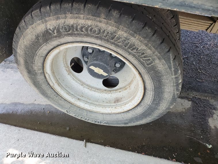 image for item HK9033 1995 Chevrolet C3500  flatbed pickup truck