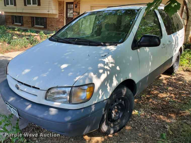 image for item HK9034 1998 Toyota Sienna LE  van