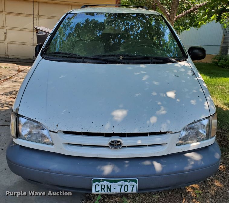 image for item HK9034 1998 Toyota Sienna LE  van
