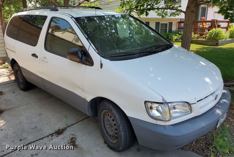 image for item HK9034 1998 Toyota Sienna LE  van