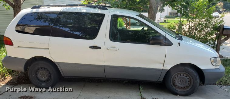 image for item HK9034 1998 Toyota Sienna LE  van